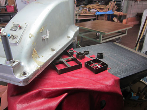 革の抜き型加工